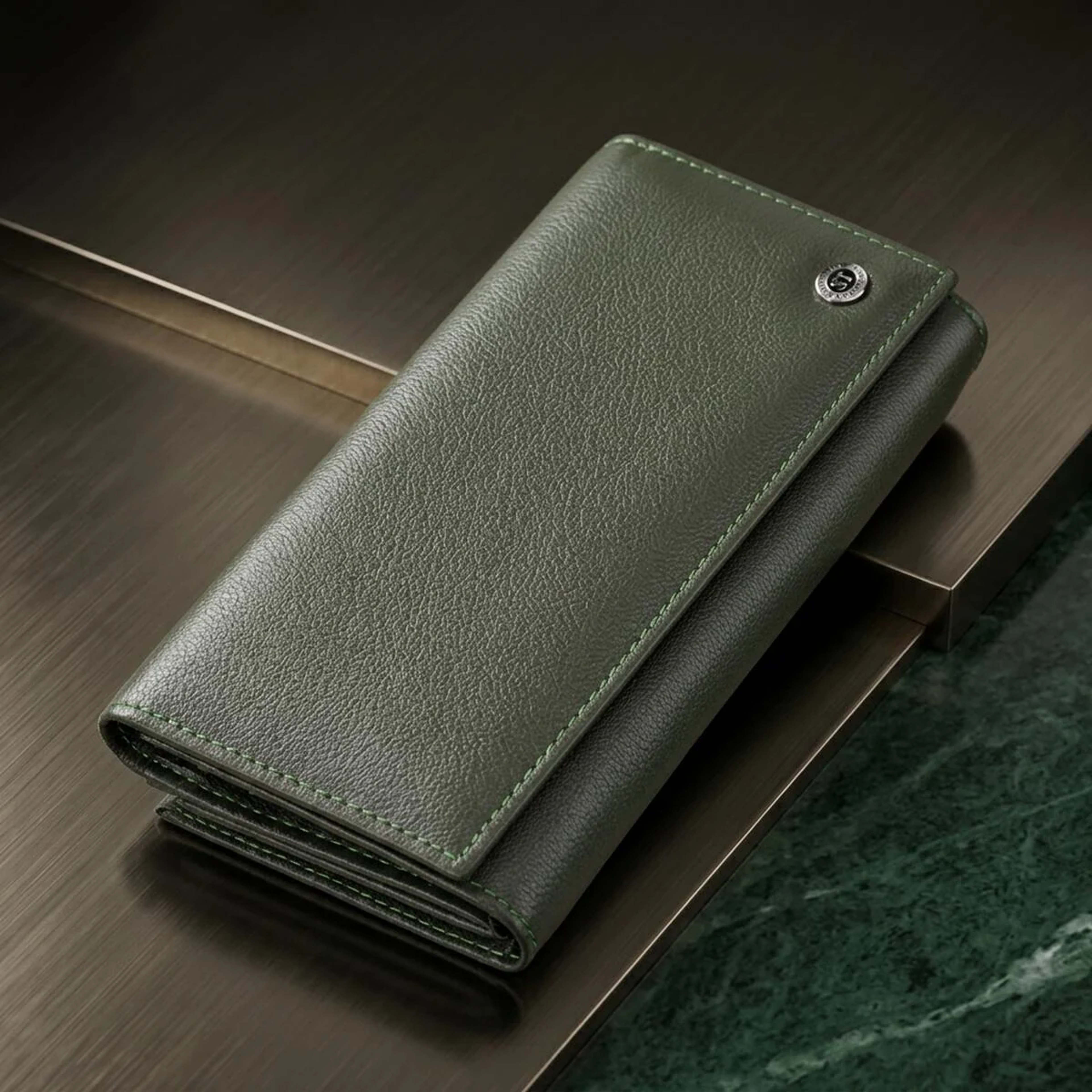 Місткий жіночий гаманець на магнітах із натуральної шкіри ST Leather 23115 Зелений