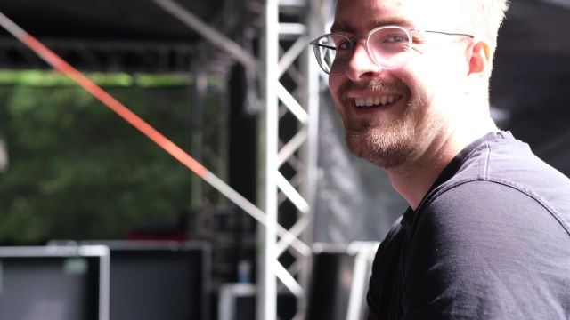 Simon zeigt sich trotz der Herausforderungen gut gelaunt