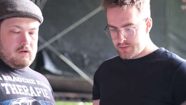Die Crew koordiniert sich in einer wichtigen Besprechung