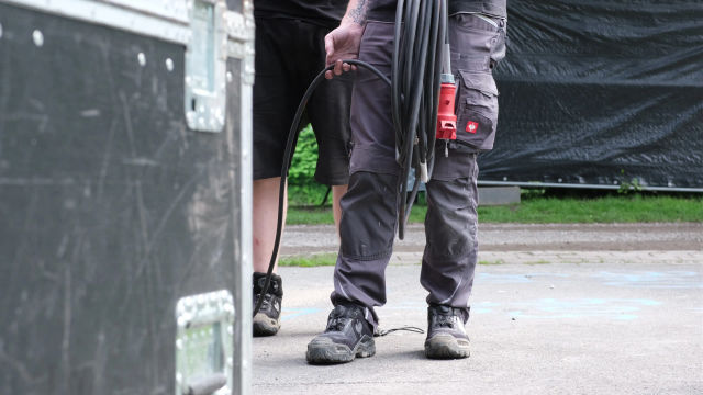 Die Crew legt die Kabel sorgfältig und professionell
