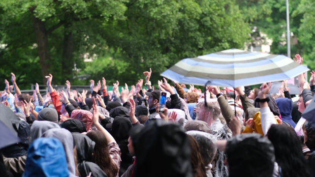 Die Festivalbesucher zeigen ihre Begeisterung mit erhobenen Händen