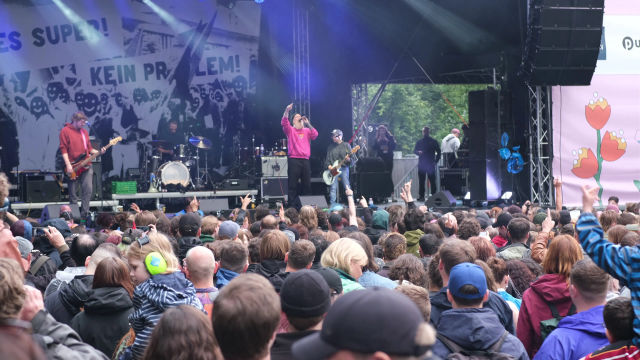 Die Festivalbesucher feiern ausgelassen vor der Hauptbühne beim 40. Jubiläum des Pfingst Open Air