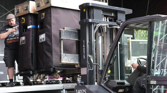 Ein Gabelstapler transportiert Boxen für den Aufbau