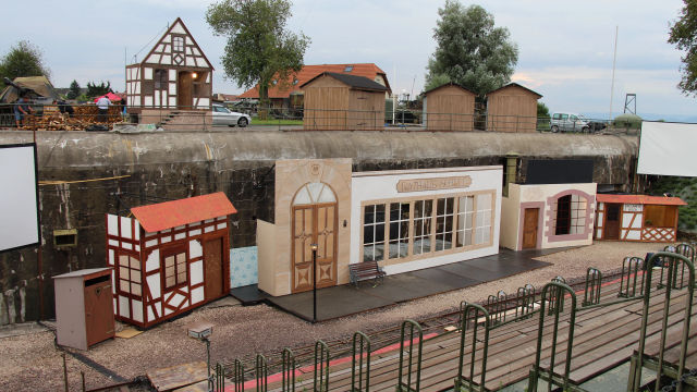 Auf dem Bild ist der Aufbau einer 12x10 m zu sehen mit einem vollständigen Bühnen-Setup