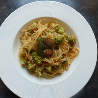 Spaghetti with almonds and broccoli