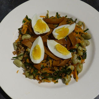 Salad with spelt, winter vegetables and eggs