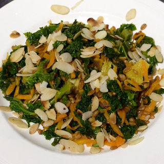 Salad with spelt, carrot and grapefruit