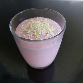Strawberry shake with coconut