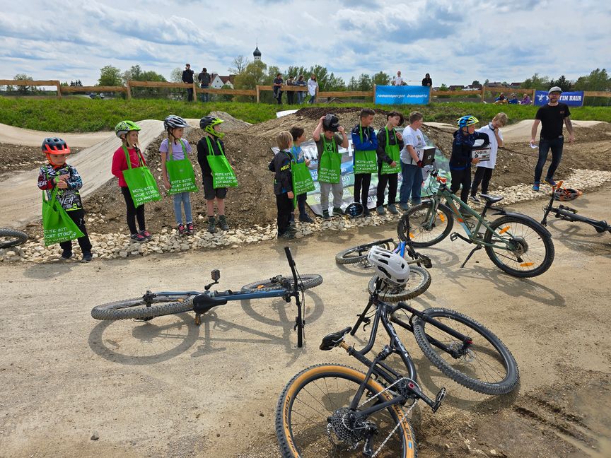 Impressionen von der Eröffnungsparty am 4. Mai 2024