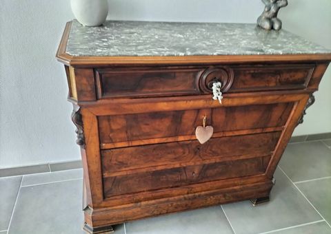 Meubles commode ancienne en bois riche.