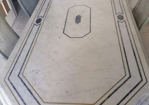 Meubles tables en marbre, séjour et salon.