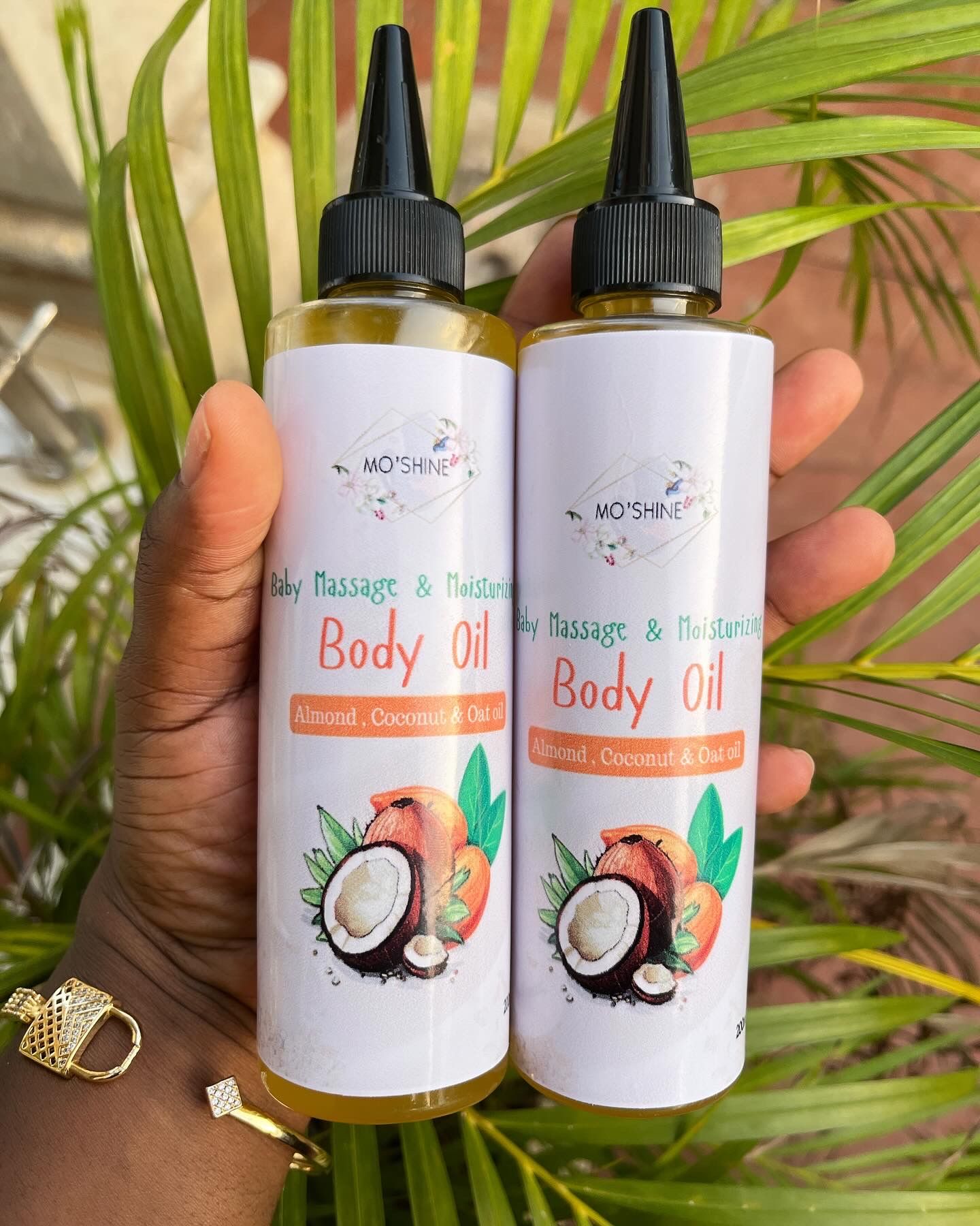 Baby massage and moisturizing body oil Image