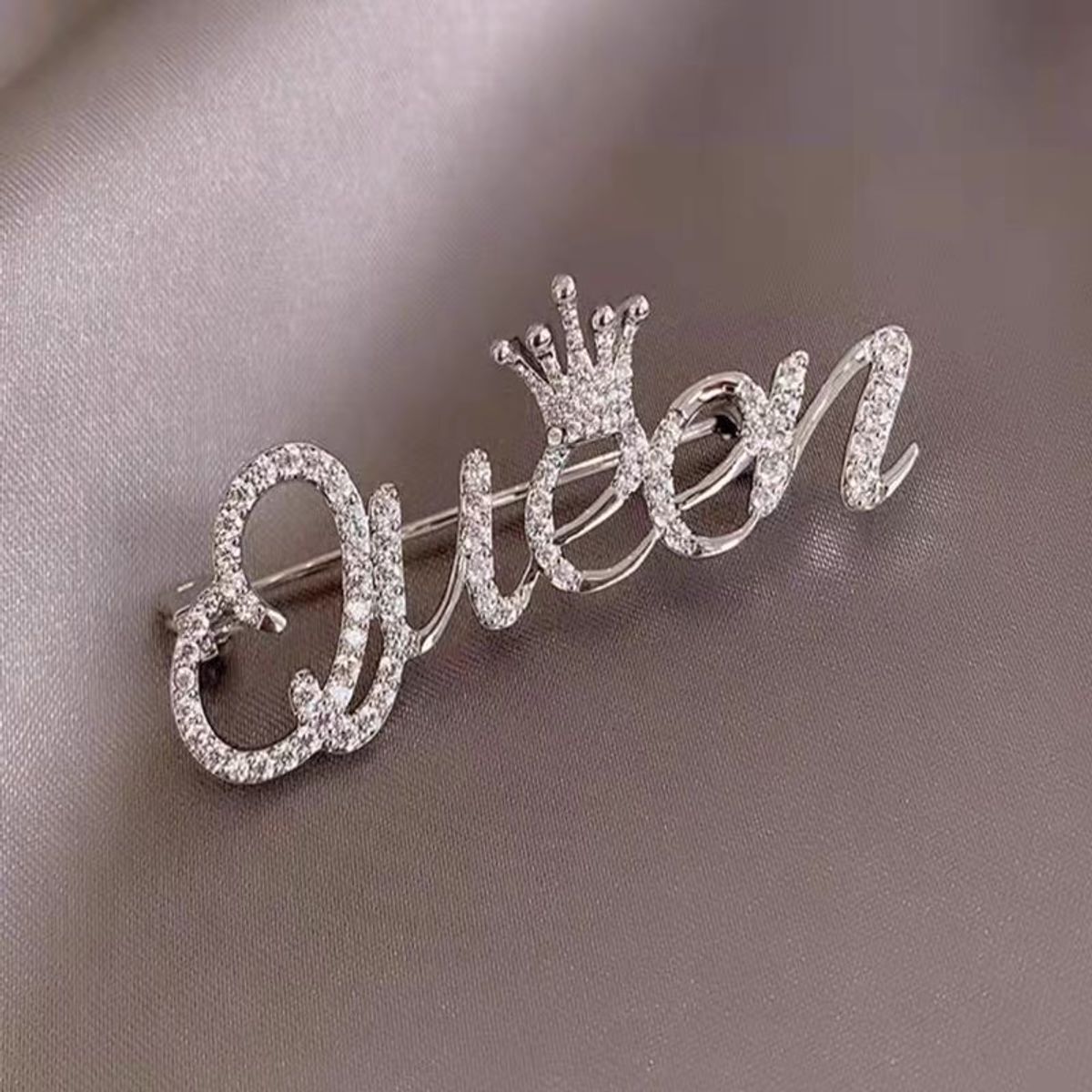 Queen brooch AZZ506 image