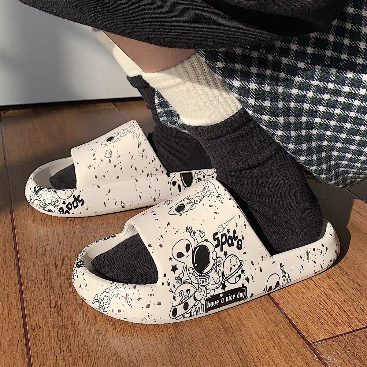 Astronaut print slippers SNZZ397 image