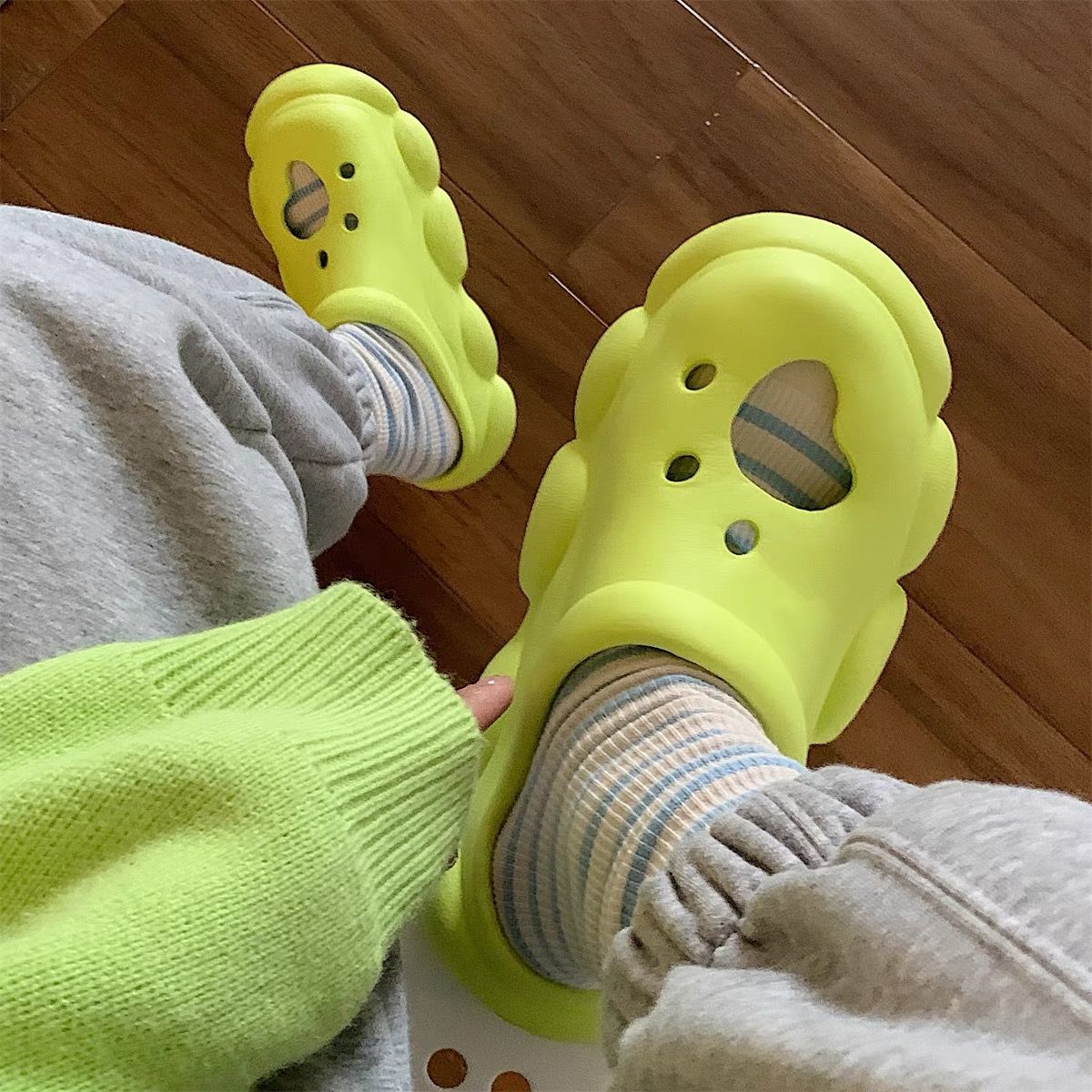 So extra cut out crocs SNZZ347 image