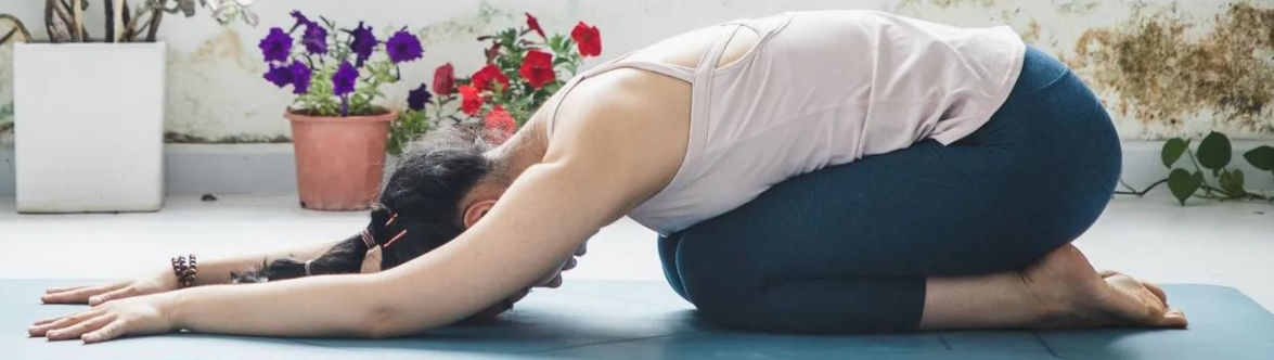 Mujer practicando yoga