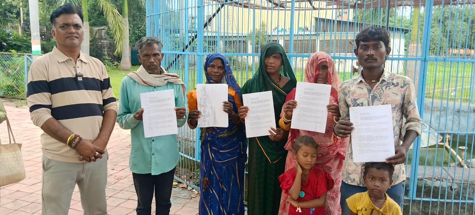 आदिवासियों की जमीन पर दबंगों का कब्जा? न्याय की आस में भोपाल पहुंचे परिवार
