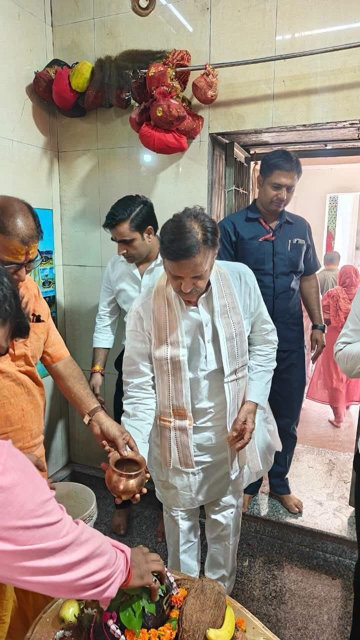 उप मुख्यमंत्री ने मनकामेश्वर मंदिर में की पूजा-अर्चना, प्रदेश वासियों की सुख समृद्धि की करी कामना