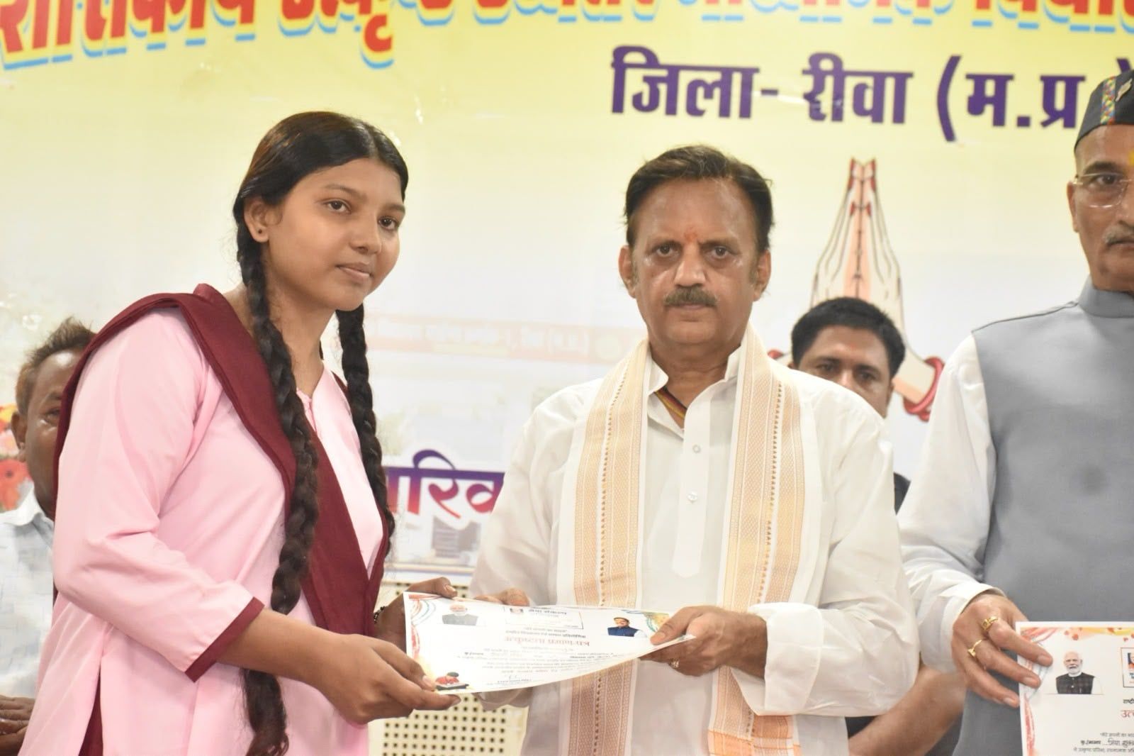 उप मुख्यमंत्री शुक्ल ने चित्रकला और भाषण प्रतियोगिता के विजेताओं को किया पुरस्कृत
