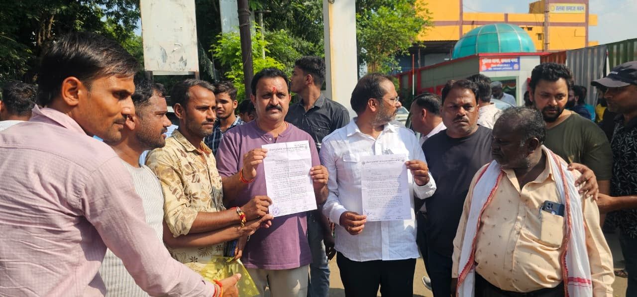 कमला नगर थाने में ट्रक एसोसिएशन ने किया प्रदर्शन, कलेक्टर से निष्पक्ष जांच की मांग, देखें वीडियो