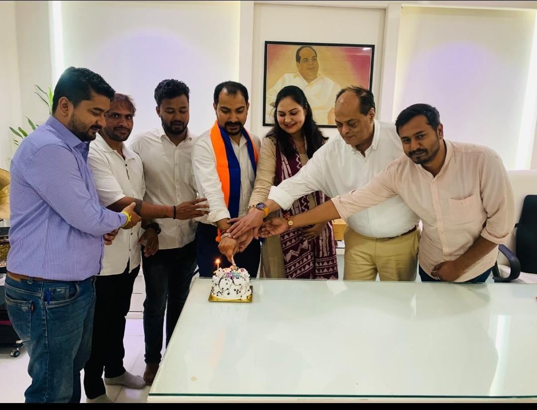 इंदौर में अपना दल (एस) के प्रदेश प्रभारी आरबी सिंह पटेल का जन्मदिन धूमधाम से मनाया गया