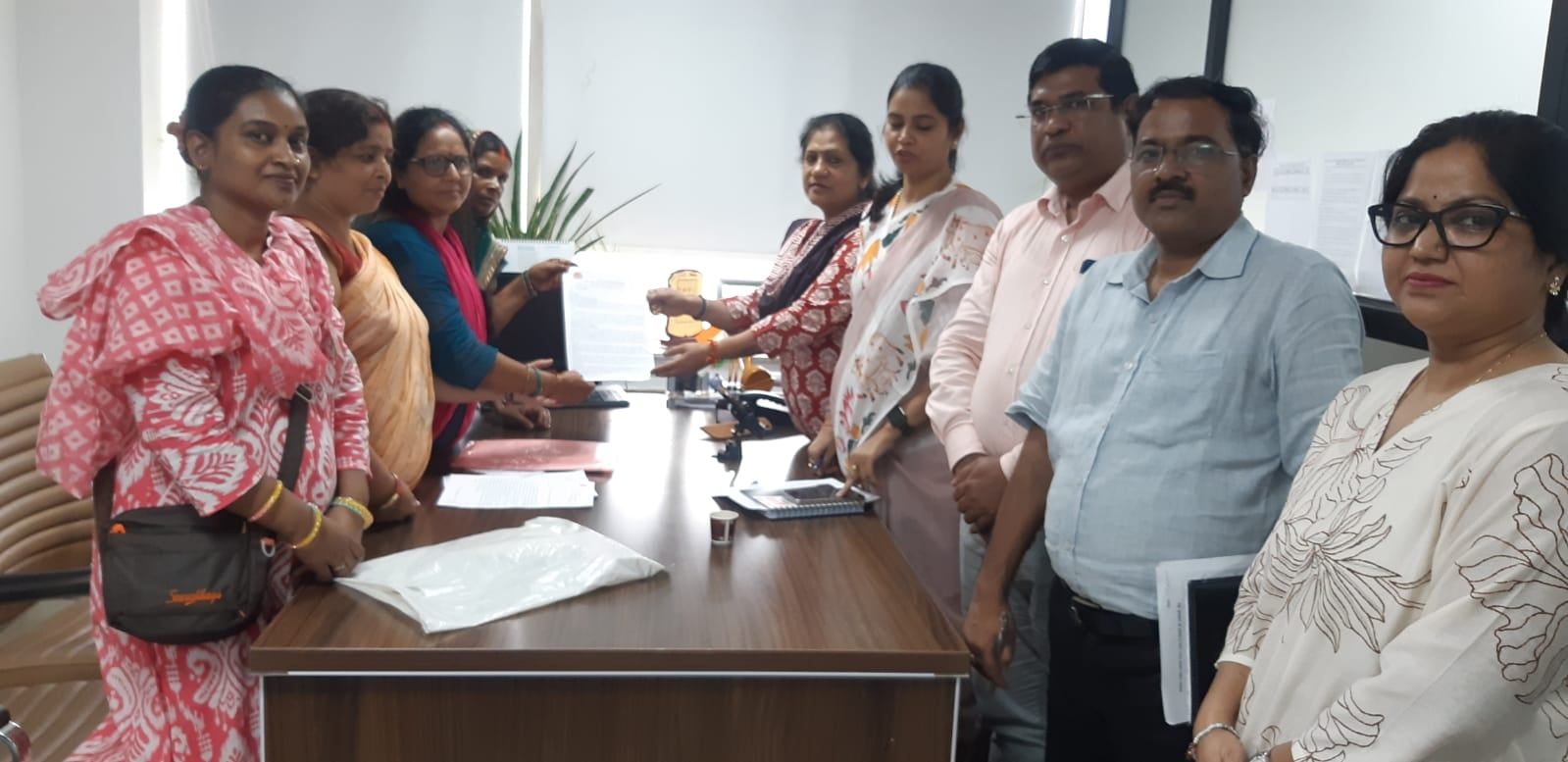 आशा कार्यकर्ताओं ने 20 लाख मुआवजा, मानदेय वृद्धि और 5G मोबाइल समेत 10 मांगें उठाईं