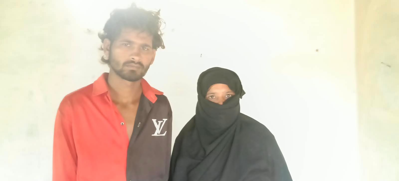 फिल्मी अंदाज़ में पति हाशिम का कथित अपहरण! साले और पत्नी ने हथियार के दम पर हाशिम को बनाया कथित तौर पर बंधक, देखें वीडियो
