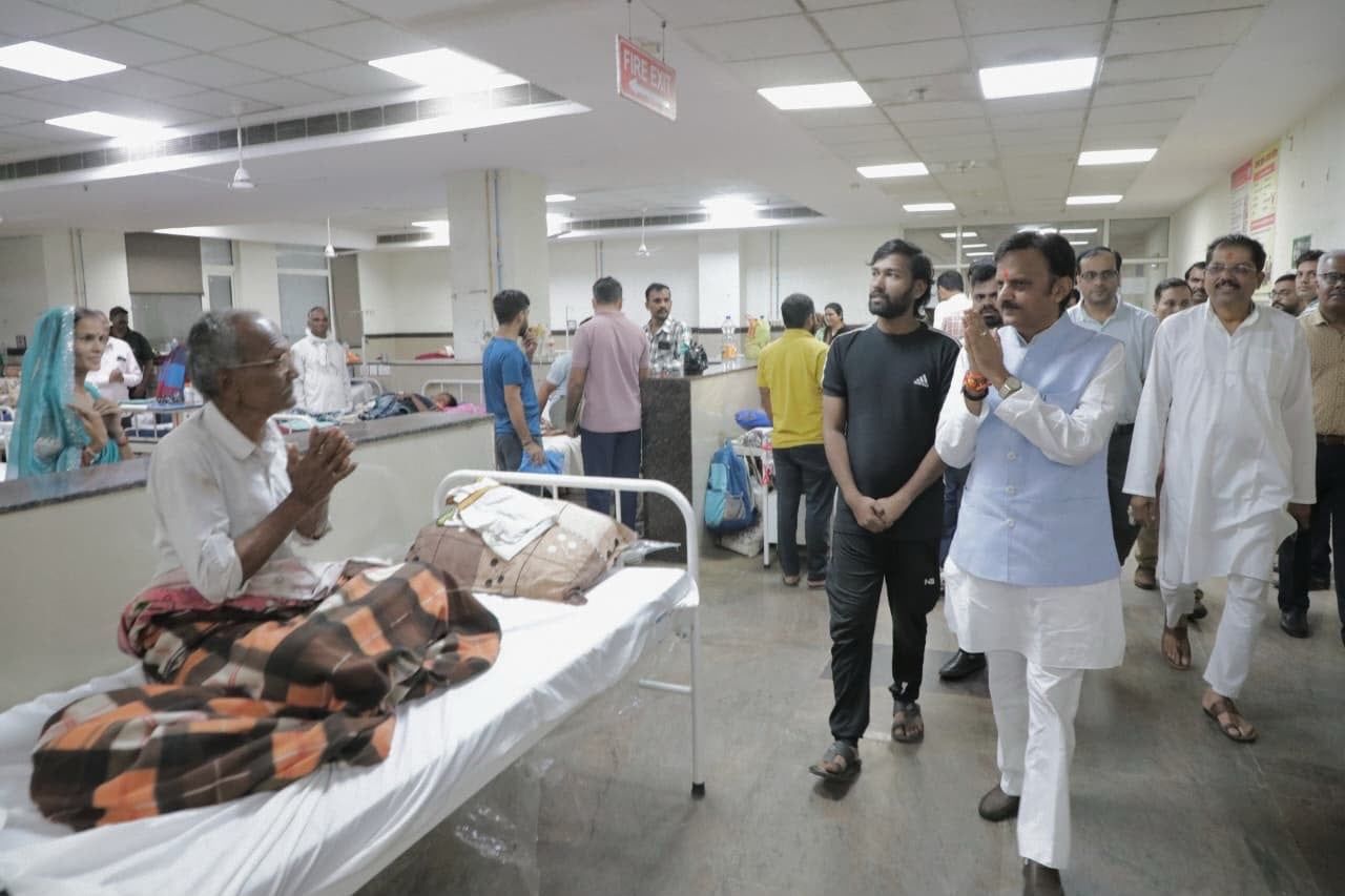सुपर स्पेशलिटी अस्पताल में उप मुख्यमंत्री शुक्ल ने मरीजों से जाना हाल, स्वास्थ्य व्यवस्थाओं का लिया जायज़ा