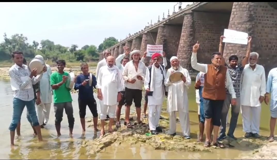 झूलती बिजली लाइनों के खिलाफ किसानों का जल सत्याग्रह, विद्युत अधिकारियों पर एफआईआर की मांग