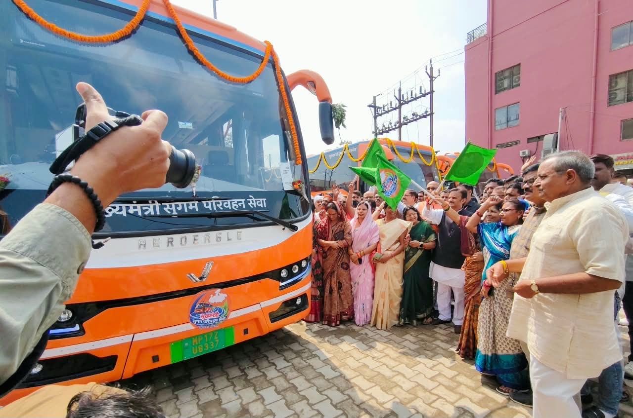 उप मुख्यमंत्री राजेंद्र शुक्ल ने रीवा में मुख्यमंत्री सुगम बस सेवा का किया शुभारंभ