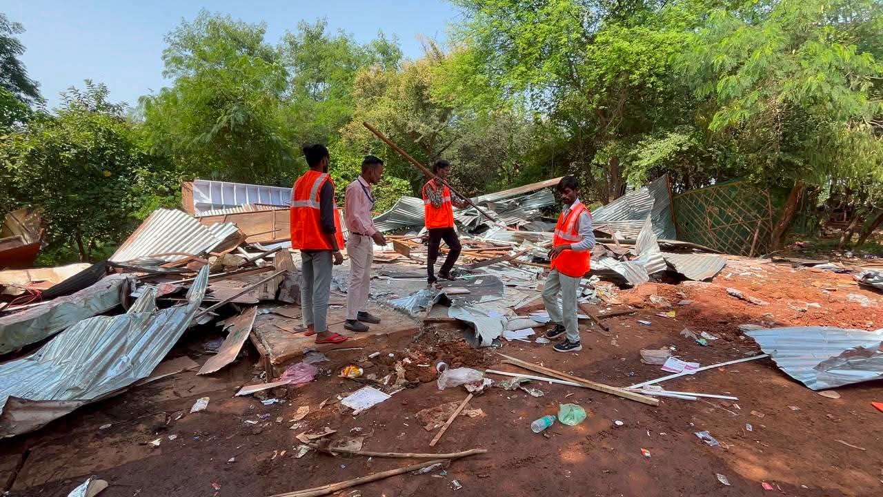 25 करोड़ की सरकारी जमीन के आगे मेडिकल कॉलेज की ज़मीन पर 36-37 दुकानों का अतिक्रमण हटाया, जेसीबी से ध्वस्त