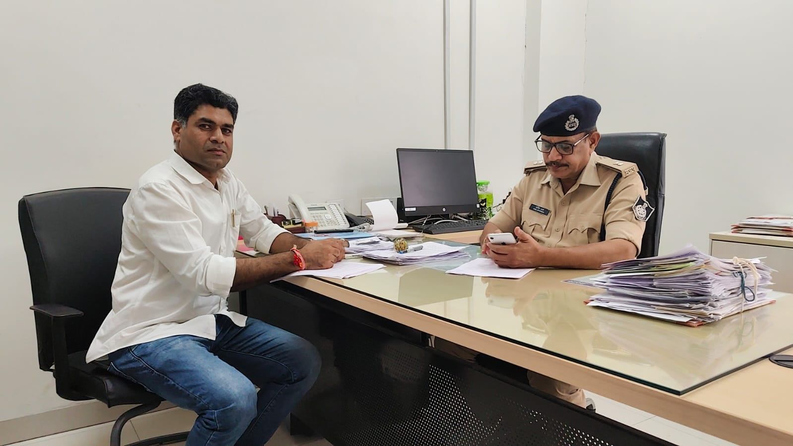 10 लाख रुपये मांगने और धमकी देने का आरोप, दो पुलिसकर्मियों के खिलाफ शिकायत