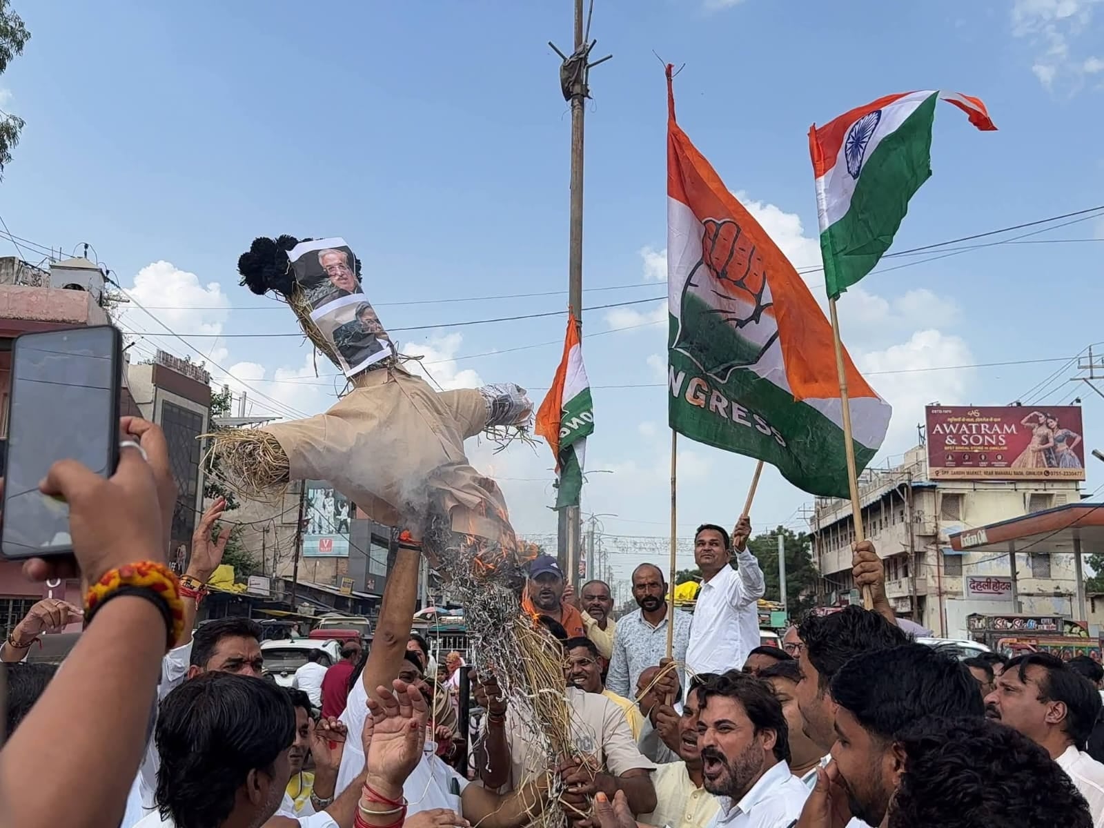 कांग्रेस ने शिवपुरी में मुख्य निर्वाचन आयुक्त का पुतला फूंकाः मतदाता सूची में बदलाव के विरोध में कलेक्ट्रेट तक रैली निकाली, देखें वीडियो