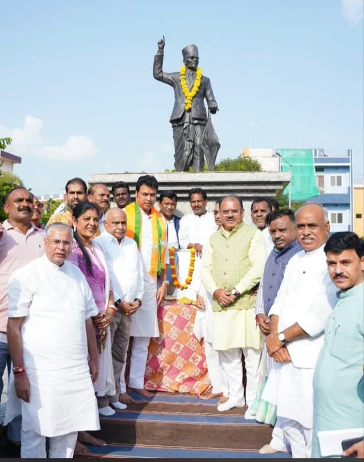 वीर सावरकर की प्रतिमा पर भाजपा नेताओं ने किया माल्यार्पण, स्वतंत्रता सेनानी को किया नमन
