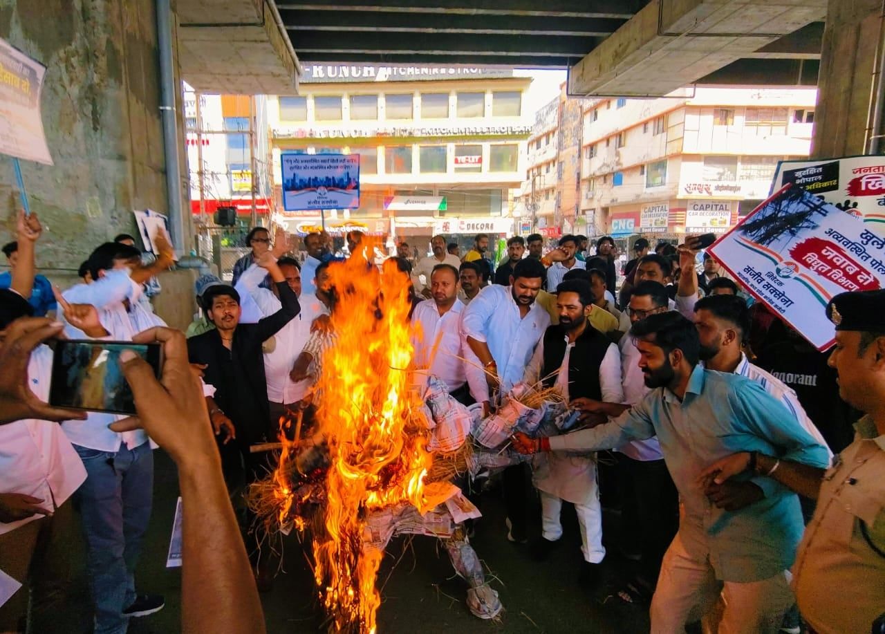 दिव्यऋषि तिवारी की मौत के विरोध में कांग्रेस का प्रदर्शन, दोषी अधिकारियों पर कार्रवाई की मांग