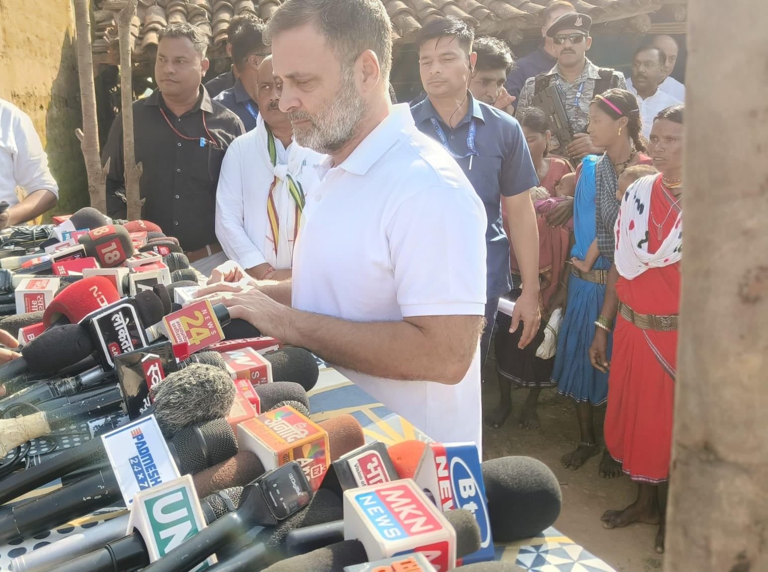 पीड़ित आदिवासी परिवारों के बीच पहुंचे राहुल गांधी, बच्चों की मौत का मुद्दा उठाकर स्वास्थ्य, रोजगार और वनाधिकार पर सरकार से मांगा जवाब