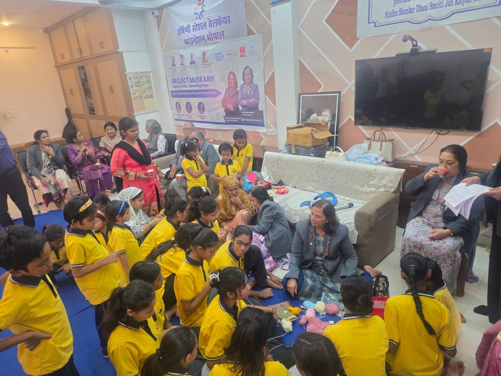 रोटरी क्लब भोपाल हिल्स का प्रोजेक्ट मुस्कान, बच्चों को शिक्षा के साथ क्रोशिया का हुनर