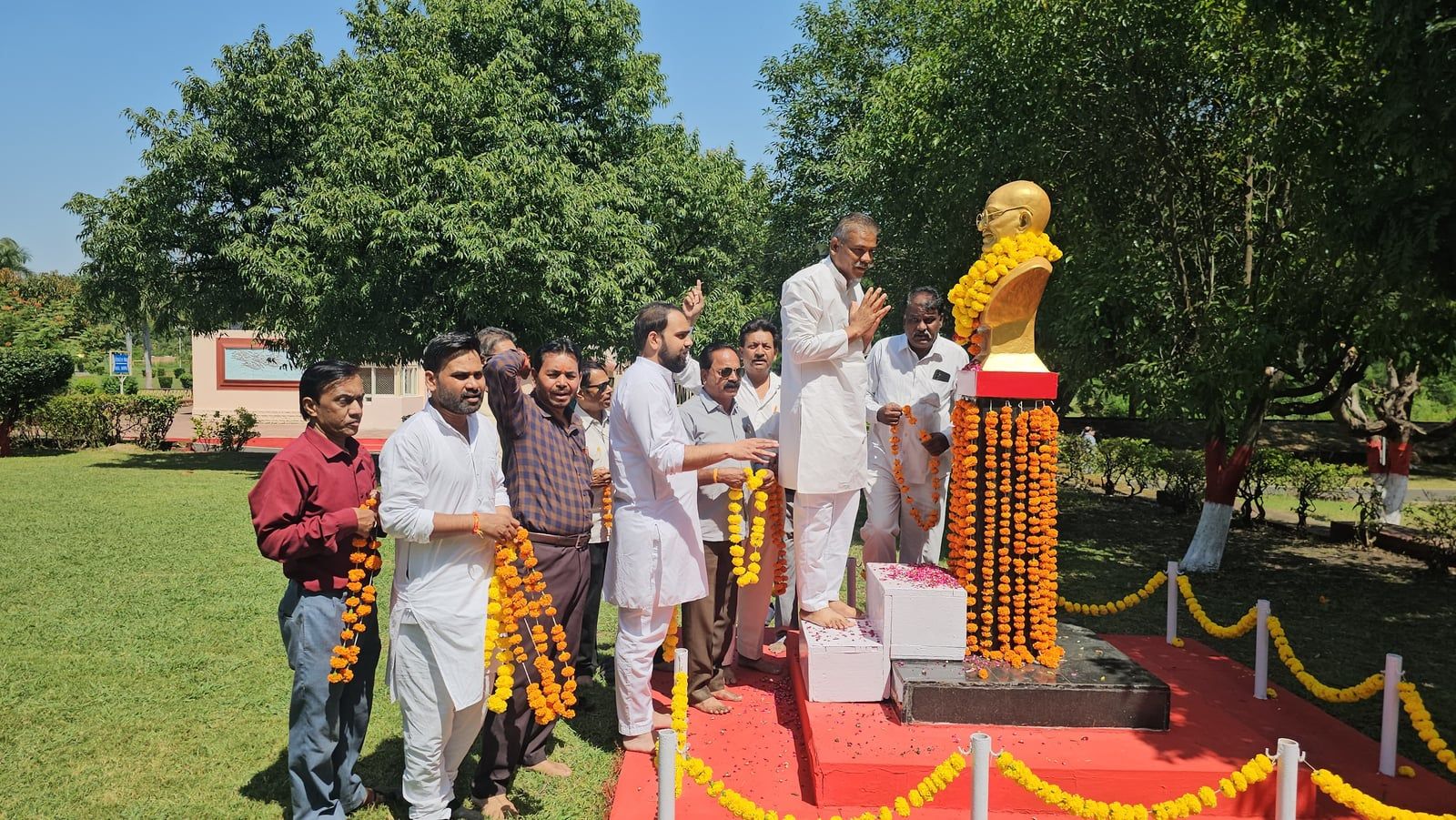 गांधी जयंती पर महात्मा गांधी को पुष्पमाला अर्पित, सैकड़ों लोगों ने दी श्रद्धांजलि