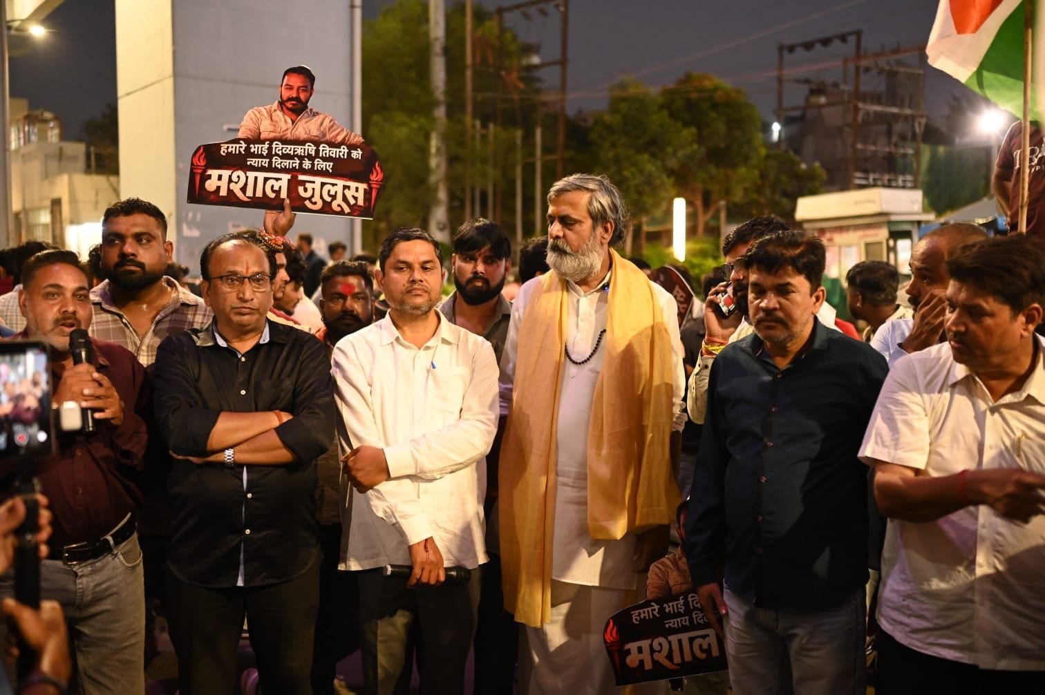 दिव्यऋषि तिवारी की मौत के विरोध में करणी सेना का मशाल जुलूस, MP नगर थाने में सौंपा ज्ञापन
