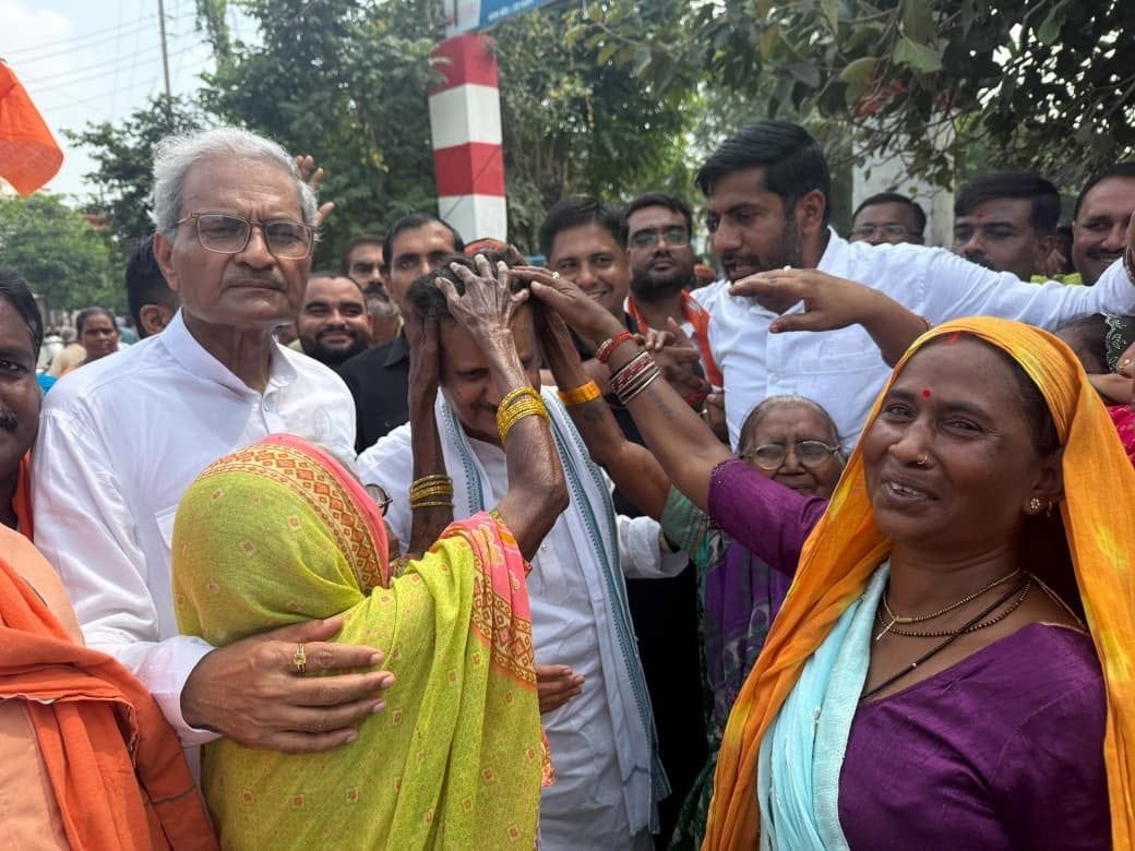 80 साल की दादी खुद पहुंचीं उपमुख्यमंत्री राजेंद्र शुक्ल को आशीर्वाद देने, स्नेह के इस पल ने छू लिया सबका दिल