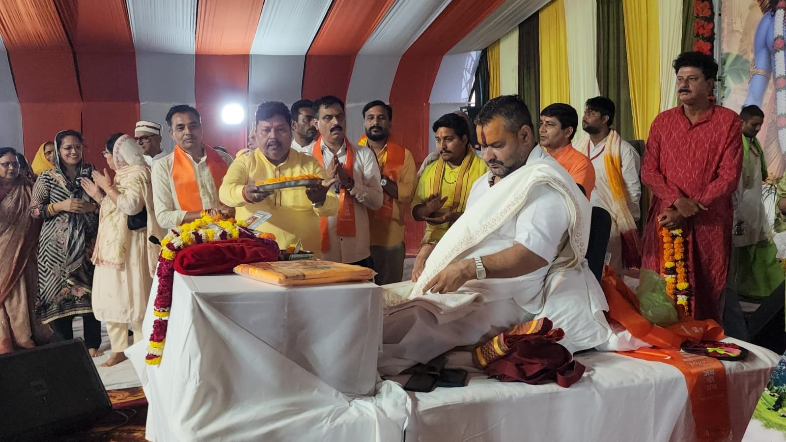 रामबाबू शर्मा एवं सुशील गंगवानी ने संत जी से आशीर्वाद प्राप्त किया।