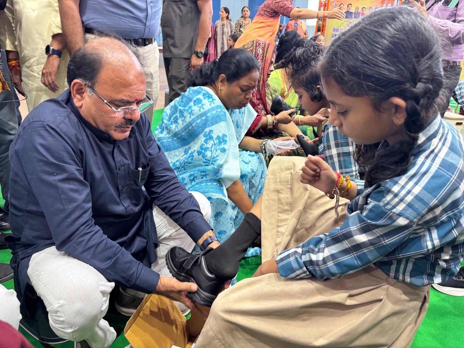 नवरात्रि से पहले विधायक भगवानदास सबनानी की अनूठी पहल, 1,750 छात्राओं को भेंट किए जूते-मोजे