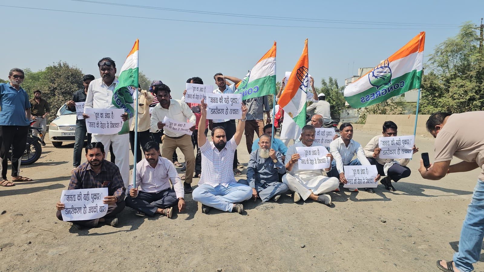 25 करोड़ की खजूरी कलां बायपास सड़क पर गड्ढे और धूल से जनता परेशान, कांग्रेस ने जताया विरोध