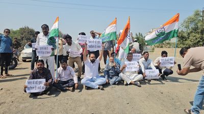 25 करोड़ की खजूरी कलां बायपास सड़क पर गड्ढे और धूल से जनता परेशान, कांग्रेस ने जताया विरोध
