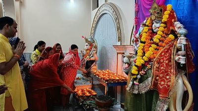 73 अखंड ज्योतियों से जगमगाया दादाजी धाम, मां शैलपुत्री के दिव्य श्रृंगार ने मोहा श्रद्धालुओं का मन