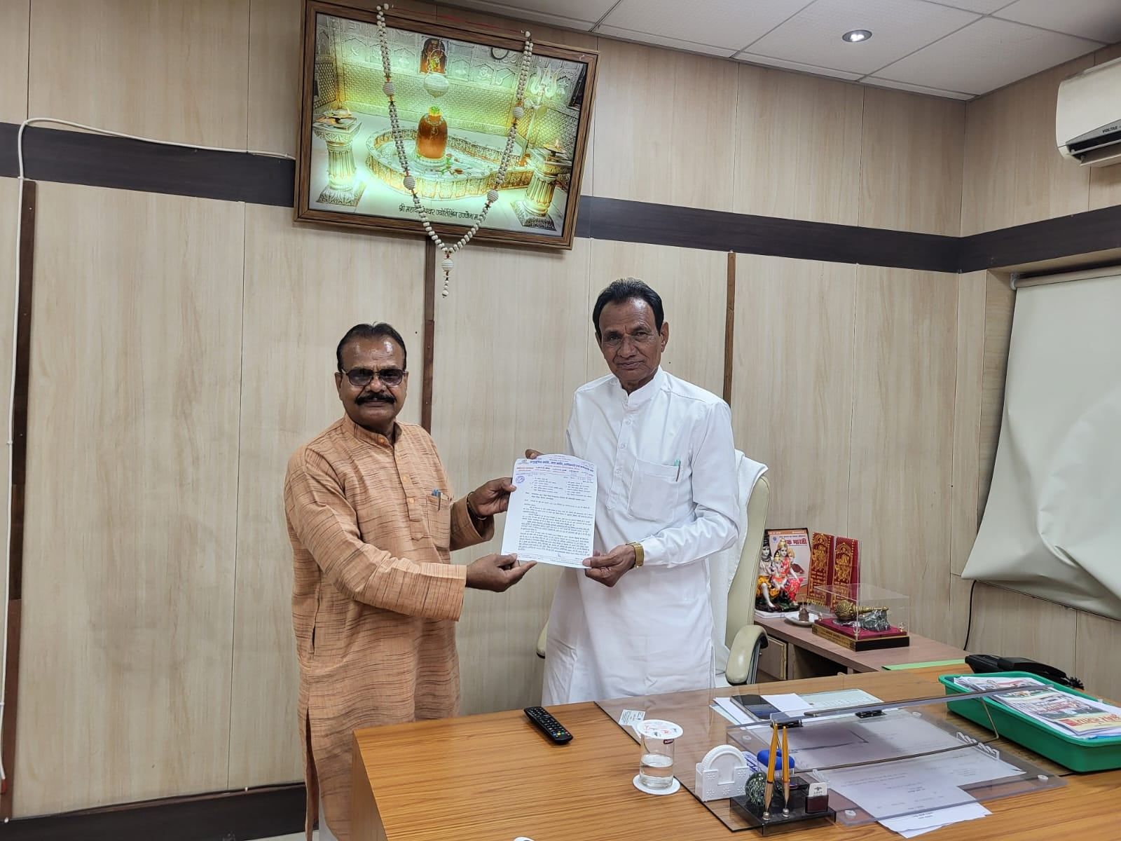 कर्मचारियों की लंबित समस्याओं के निराकरण की मांग, अजाक्स ने कर्मचारी कल्याण समिति के अध्यक्ष को सौंपा ज्ञापन