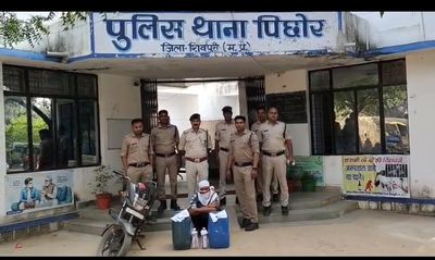 शिवपुरी की पिछोर पुलिस की कार्रवाई: 70 लीटर अवैध कच्ची शराब के साथ युवक गिरफ्तार, बाइक भी जब्त