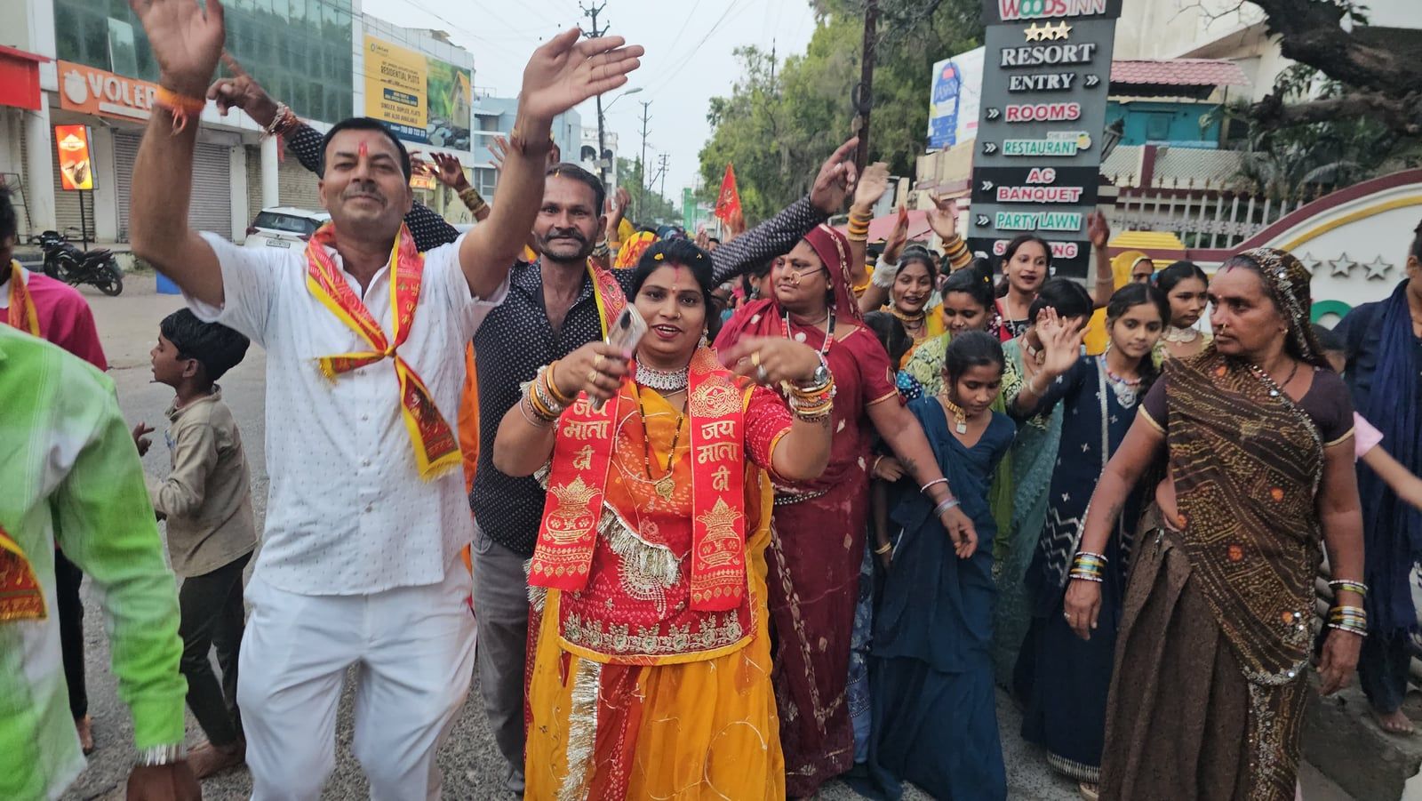 जय मां दुर्गा के जयकारों से गूंजा गांधीनगर, विशाल चुनरी यात्रा का जगह-जगह पुष्पवर्षा से स्वागत