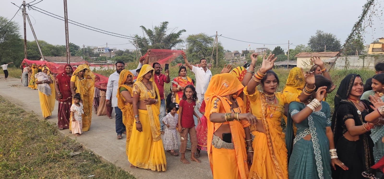 बंजारा बस्ती में निकली विशाल चुनरी यात्रा, गली-गली में पुष्पवर्षा से हुआ स्वागत