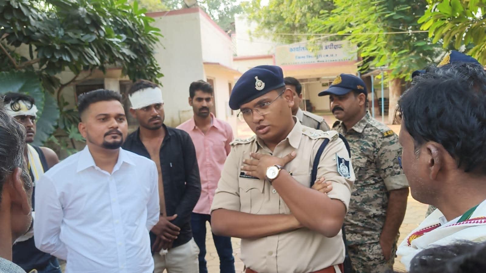 चंदौरा में कमलसिंह जाटव के परिवार पर हमले का आरोप, 50 हजार नकदी और जेवर ले जाने का दावा; SP से लगाई सुरक्षा की गुहार, देखें वीडियो